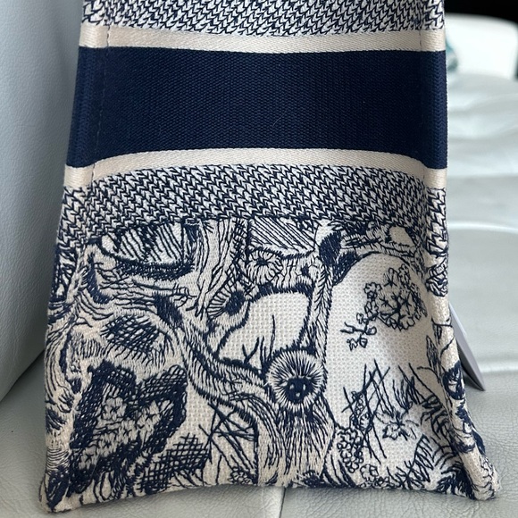 Christian Dior Medium Tote Ecru and Blue Toile de Jouy Embroidery - Picture 13 of 17